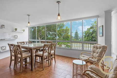 Warrick Towers - Accommodation Redcliffe 2