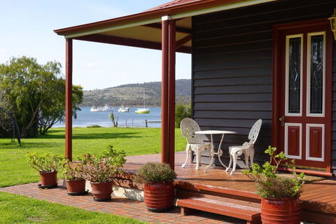 Waterfront Casilda Guesthouse - Accommodation Redcliffe 0