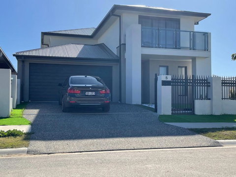 Waterside Holiday Home - Accommodation Redcliffe 3