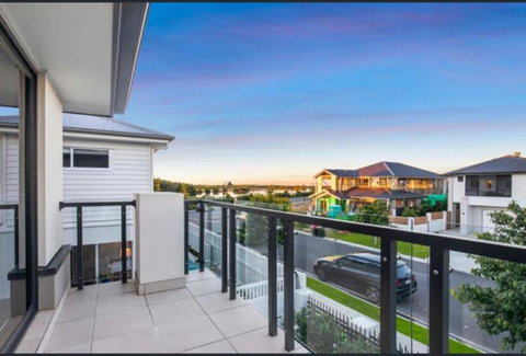 Waterside Holiday Home - Accommodation Redcliffe 1