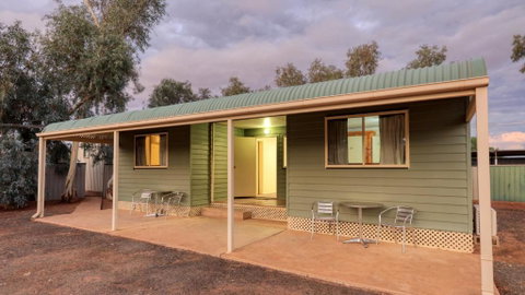 White Cliffs Hotel - Accommodation Redcliffe 2