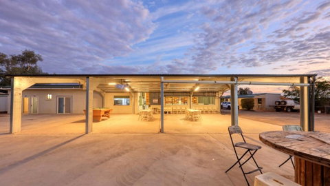 White Cliffs Hotel - Accommodation Redcliffe 3