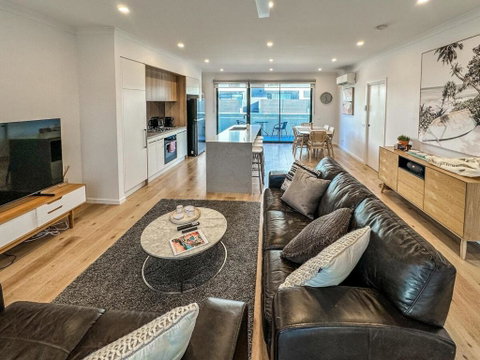 Williamstown Townhouse - Accommodation Redcliffe 0