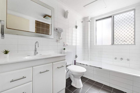 Warm Oasis At Parramatta- 2 BR - Free Parking - Near Shops - Accommodation Redcliffe 3