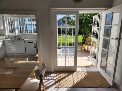 WOW - King Beds, Huge Yard, New Reno, Close To Beach, Private, Level No Stairs - Accommodation Redcliffe 3